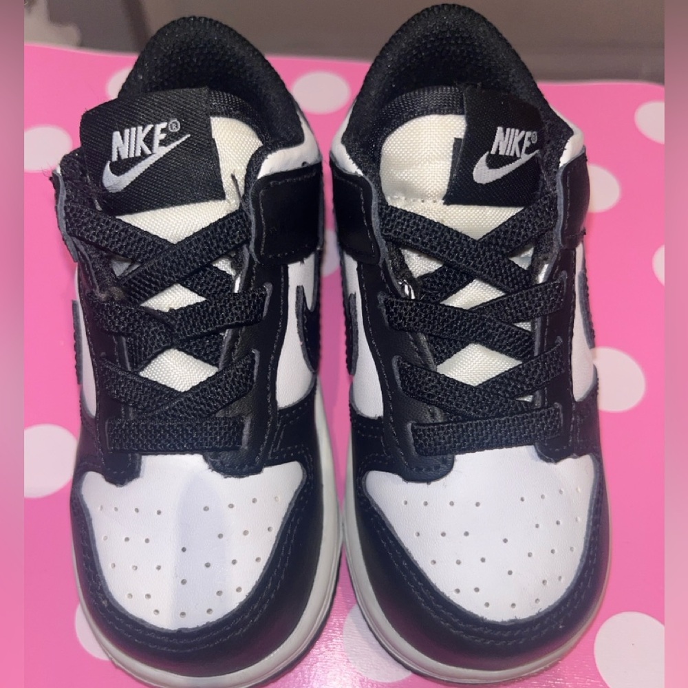 Worn once Toddler black & white Nike Dunks low size 7C